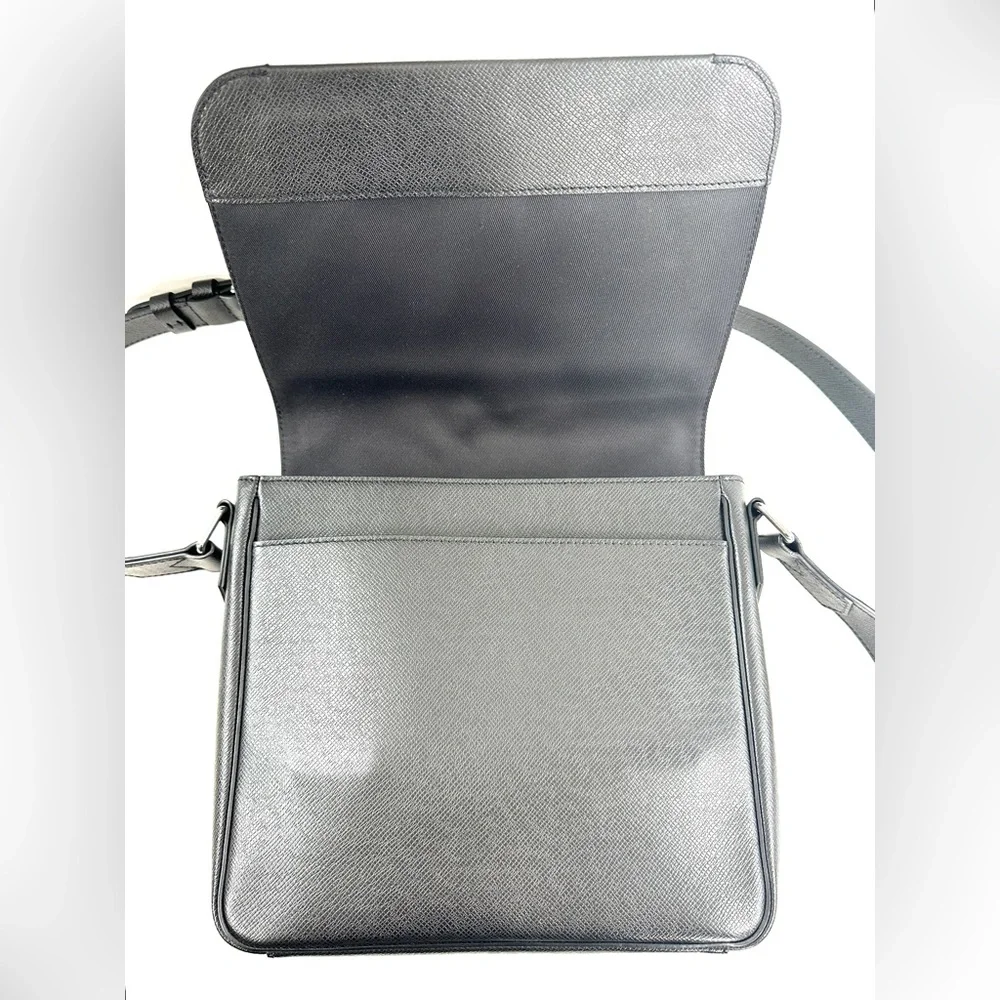Louis Vuitton District PM Black Taiga Messenger Crossbody Shoulder Bag Dust Bag